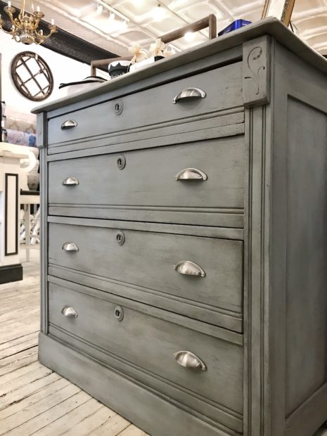 KEYHOLE DRESSER