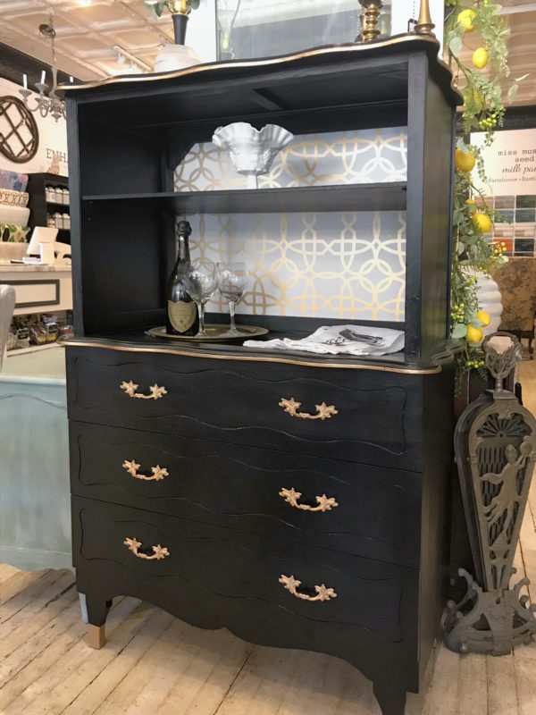 BLACK AND GOLD BAR